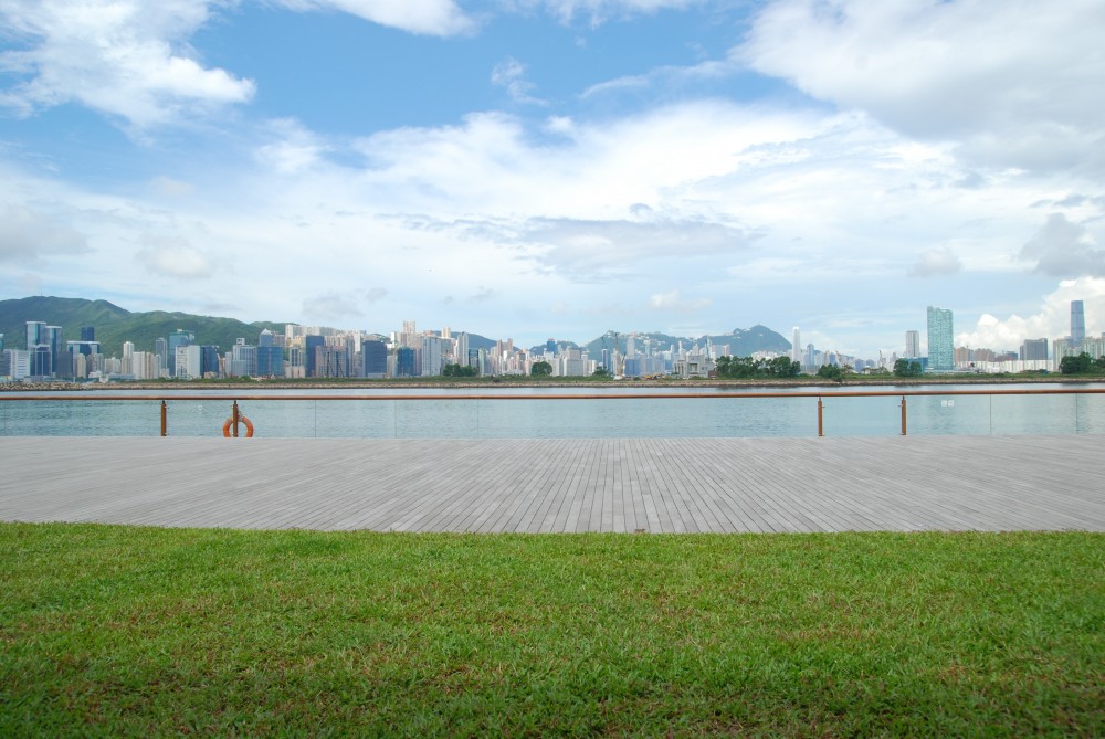 由觀塘海濱花園望向維多利亞港