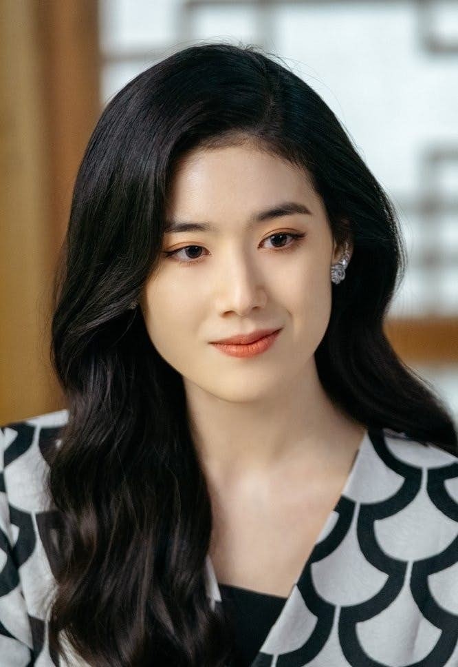 鄭恩彩飾演大韓帝國最年輕嘅女總理「具書玲」，政治聯姻失敗後，將皇帝李袞定為下一個目標。