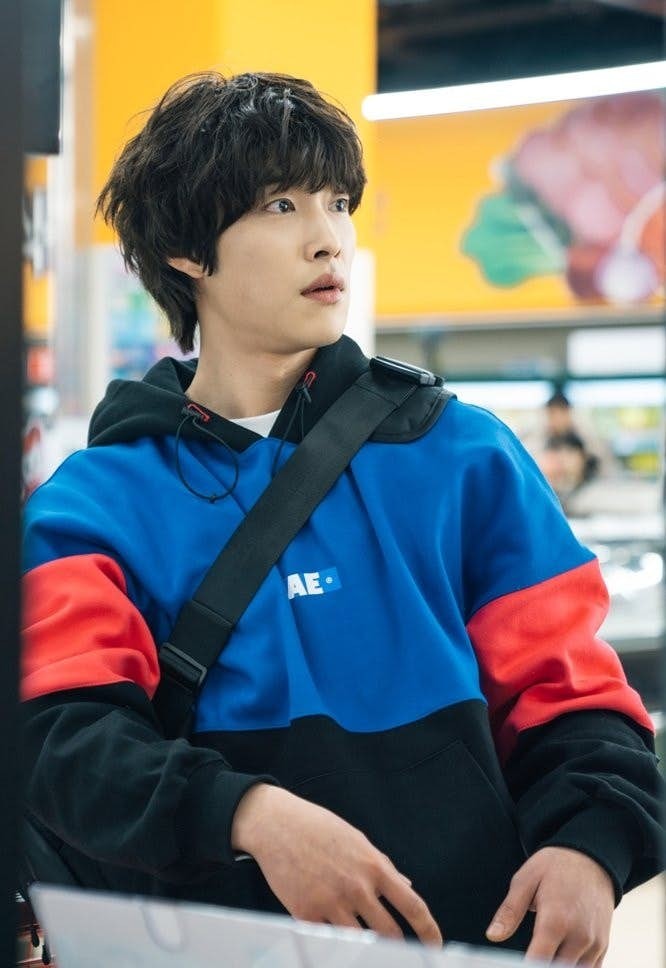 禹棹煥亦一人分飾兩角，佢飾演大韓民國嘅社會服務員