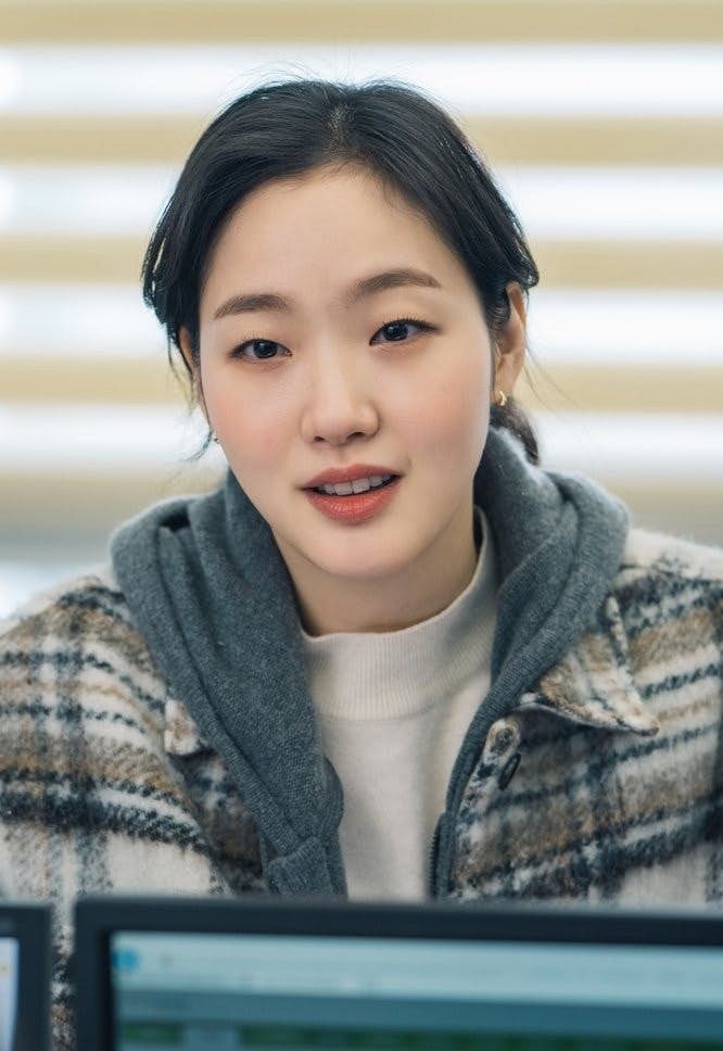 金高銀飾演大韓帝國中生活喺社會底層嘅犯罪者「Luna」。