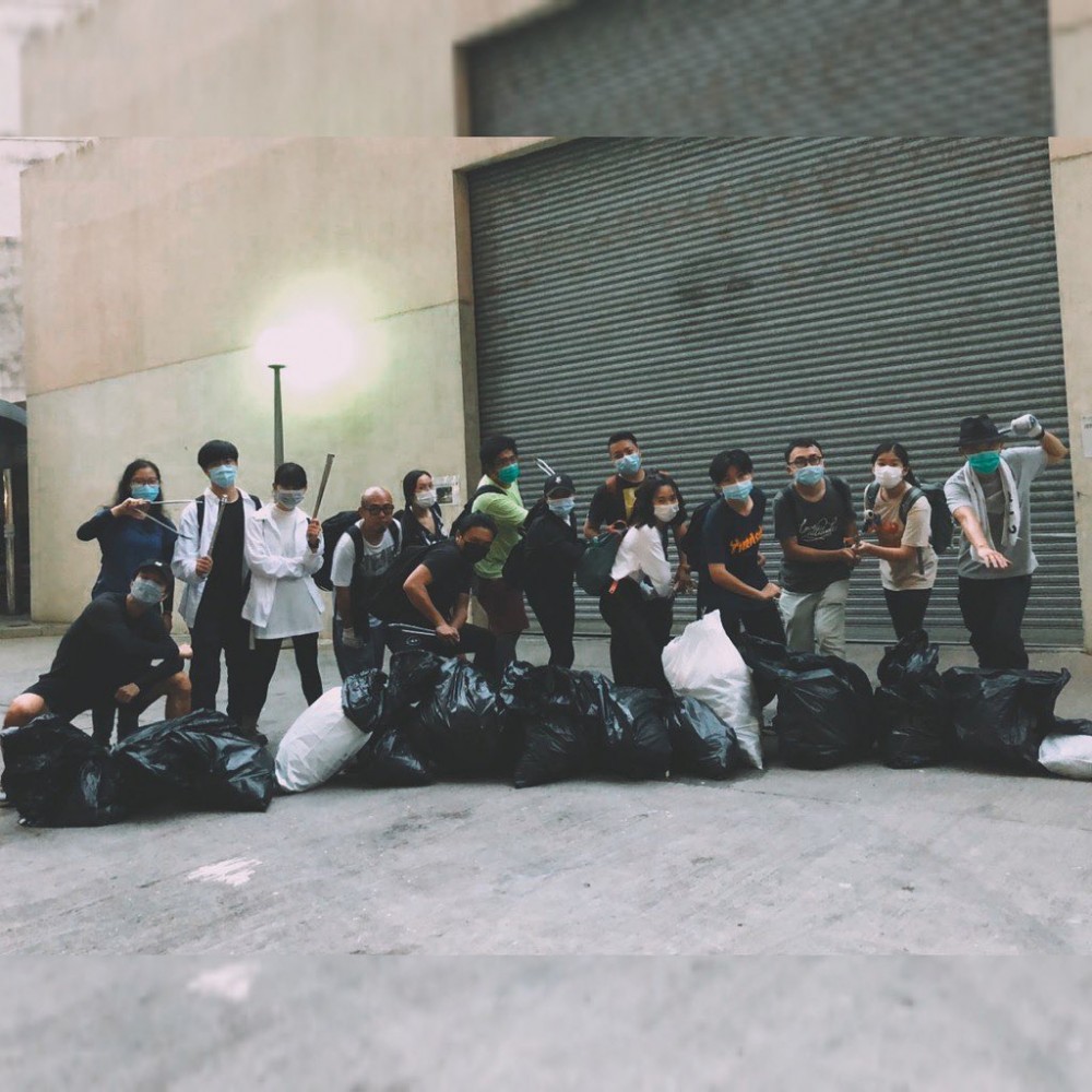 佢哋一共行咗4個鐘成功登頂，喺沙田坳落山途中又見到一個斜坡下面有大量垃圾