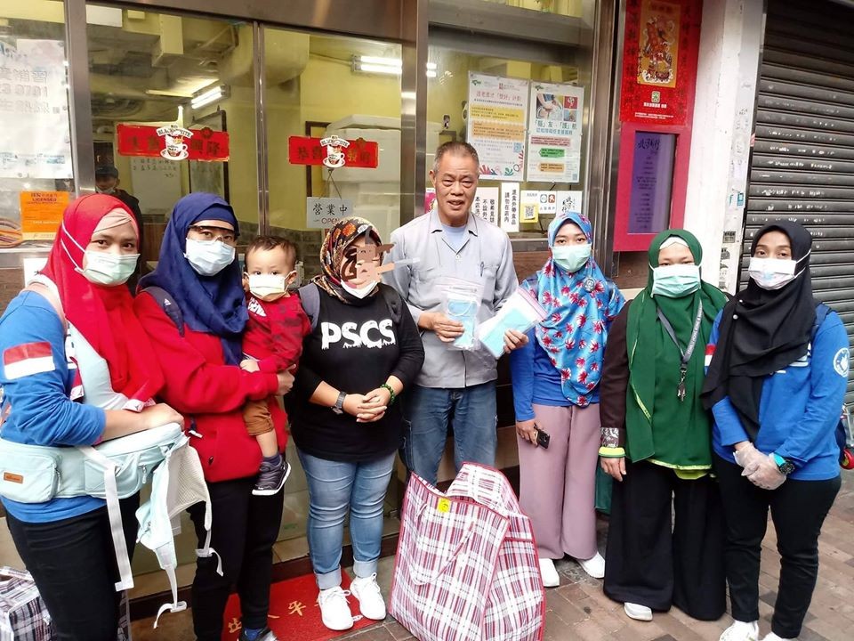 連喺香港工作嘅印傭姐姐麵出一分力:「有一班在港工作的印尼『姐姐』將一大袋的口罩轉交我們派發予有需要的人。」