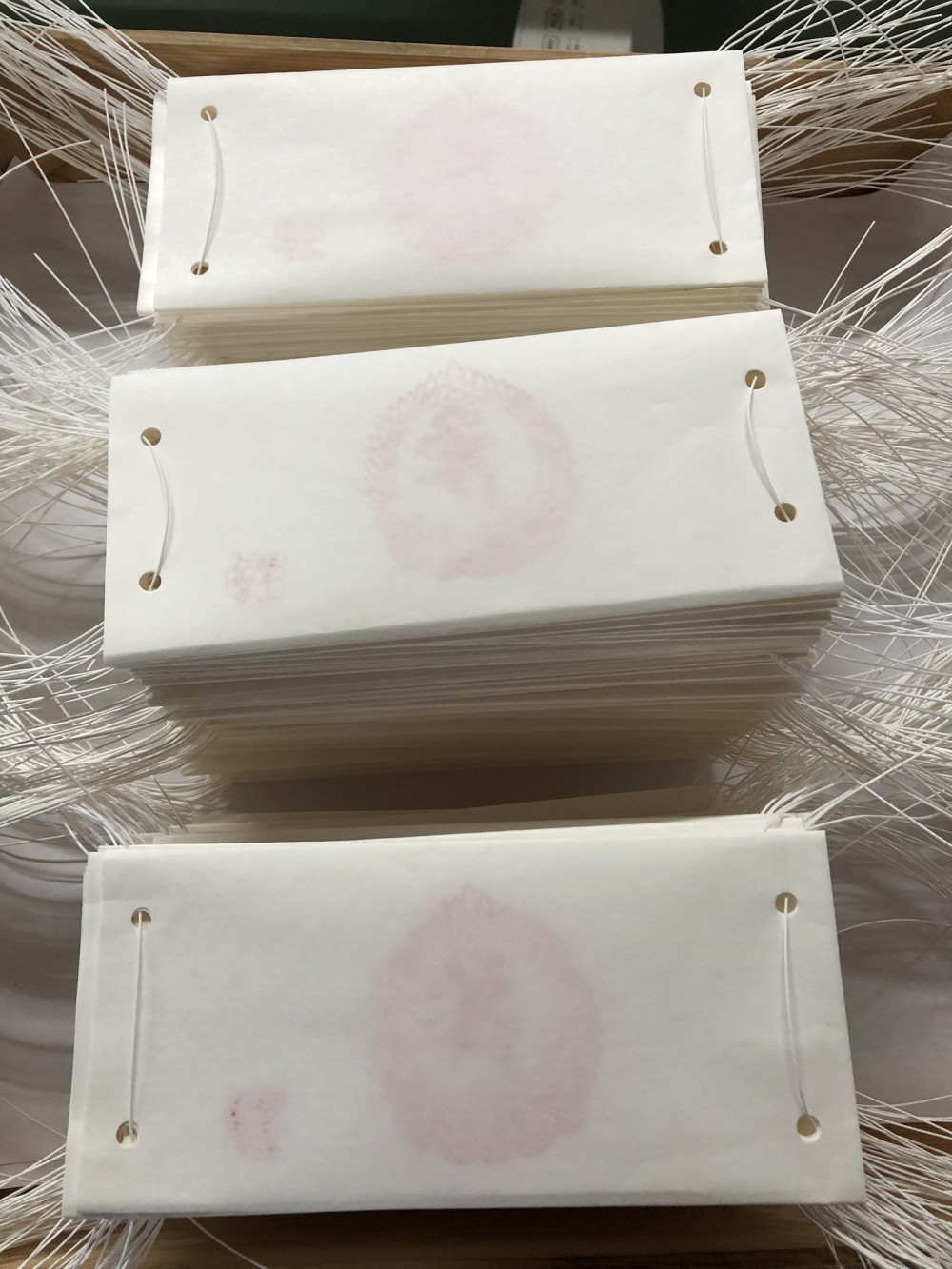 「覆面」所用嘅和紙名為「奉書紙」,經六摺後再鑽洞穿線,寬約20公分、長約9公分。
