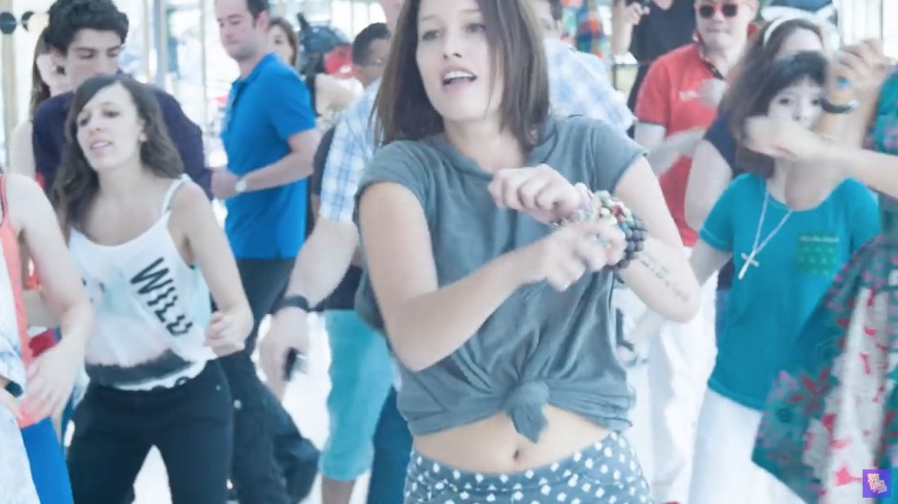 《Just Dance Now》App係免費下載,初次使用可獲得200個金幣,跳一首歌需花100個金幣,24小時後會補充金幣。大家喺屋企都跳到舞喇!