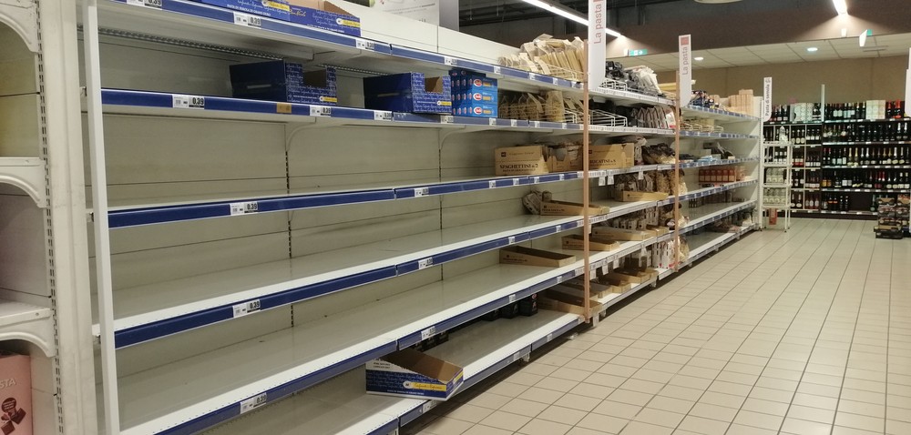 除超級市場、食品店同藥房外,國內所有商店都要關閉,公共交通、物流、食品生產等行業就仍舊運作,維持公眾基本生活所需。