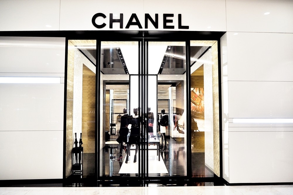 病毒肆虐全球,Chanel於聲明中指將會生產口罩,解決法國國內對口罩急速上升嘅需求。