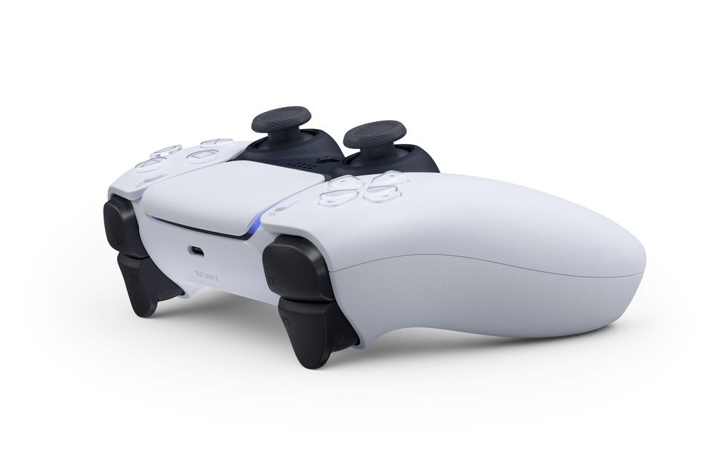 PS5手掣名為「DualSense」,導入全新「觸覺回饋」,玩家喺唔同遊戲會感受到唔同嘅觸感。