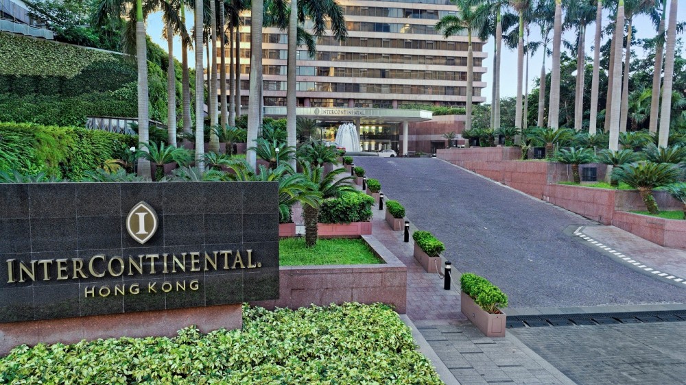 而旅遊業、零售業、酒店業勞工首當其沖,其中本港五星級酒店香港洲際酒店將展開30年嚟最大型裝修工程。