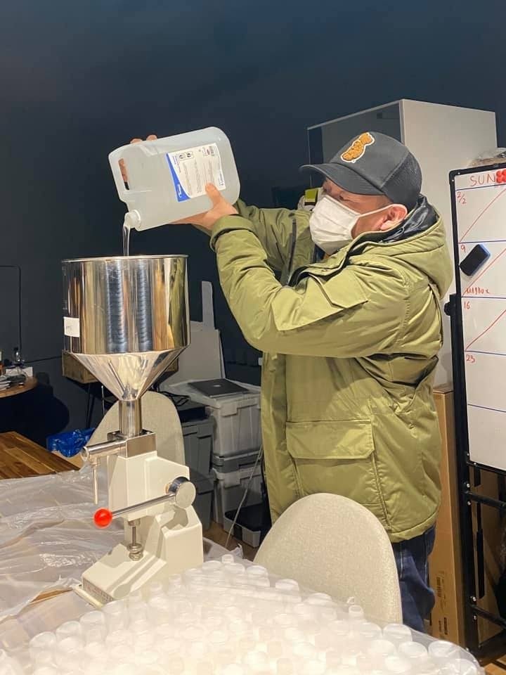 另外又送口罩同酒精搓手液畀腎衰竭病患者。佢指因為腎衰竭病患每一日都要喺屋企洗腎,口罩同消毒液係必需品。