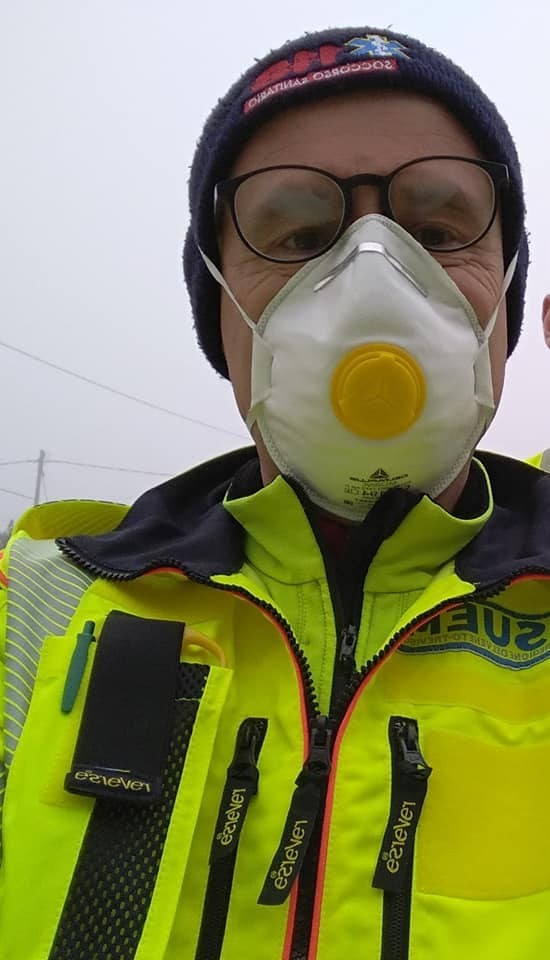 面對眾多患者,醫護人員嚴重不足,意大利阿索洛市市長Mauro Migliorini決定投身抗疫前線,去醫院照顧新冠肺炎(武漢肺炎)患者。