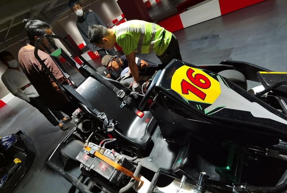 記者實測後,車場內有15個彎位,高卡車車軚手感重,對於女生來說較有難度扭彎。