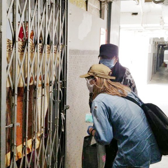 Sammi鄭秀文同港姐李珊珊走入社區，派口罩