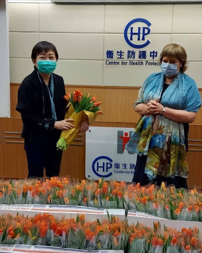 雖然無開記者會，但衛生防護中心傳染病處主任張竹君亦現身代為接收鮮花。