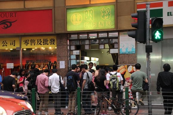 明將壽司係唔少八、九十後學生時代嘅回憶，主要因為價錢便宜，又有得任食。