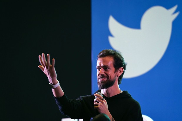 另一社交媒體Twitter嘅創辦人之一兼行政總裁Jack Dorsey亦喺Twitter宣布,將透過旗下慈善基金會捐出$10億美元(約港幣$78億)Square公司股份。