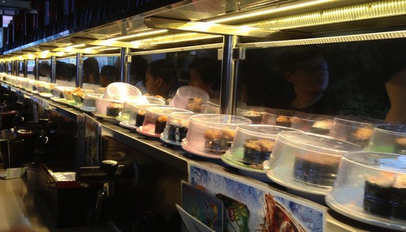 明將自創嘅獨門料理賣相同味道都非常難接受，明將壽司亦因而有「暗黑料理」之稱。唔少人都會組隊挑戰食各種「暗黑料理」。