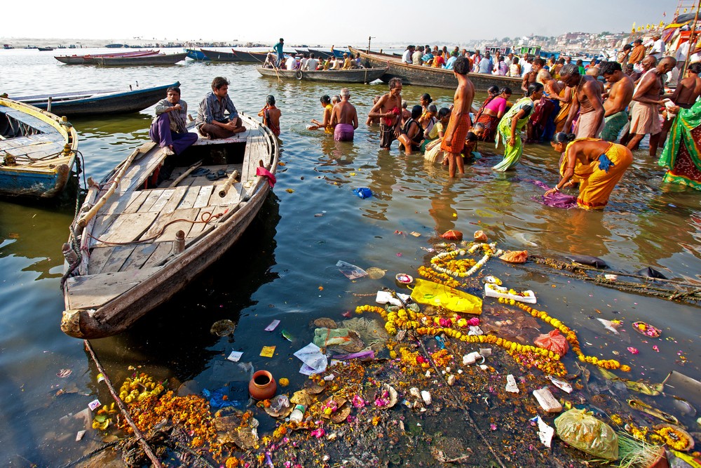 印度水質污染非常嚴重,當地嘅恆河(Ganga River),獲印度人視為聖河,有好多人喺度沖涼、洗衫等。
