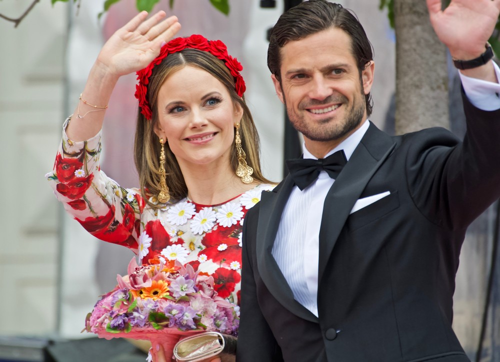 索菲亞王妃喺嫁入瑞典王室之前曾經做過性感模特兒，令佢同王子嘅婚姻備受爭議，但佢多年嚟積極行善終獲瑞典國民認同。