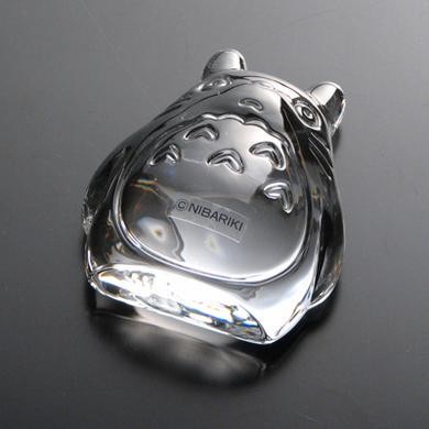 龍貓系列水晶玻璃紙鎮共有 3 款動態造型,由日本著名瓷器品牌 Noritake 製造,並首次於 Donguri Republic 香港店發售。Donguri Republic 橡子共和國