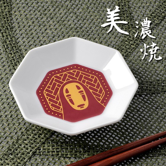 全系列共 12 款,除了用於裝盛醬油、調味料、小菜和甜 點,也可用作放置首飾小物。