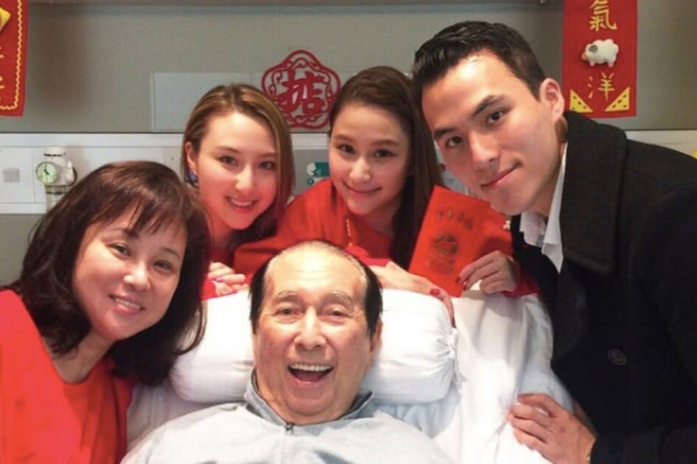 賭王跌倒後弄傷頭部，之後亦經常進出醫院接受治療