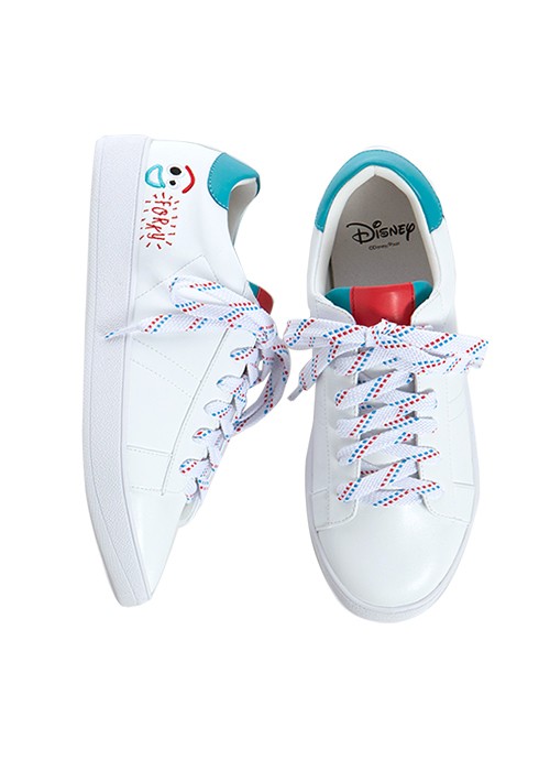 鞋身配上小叉專屬藍、紅色