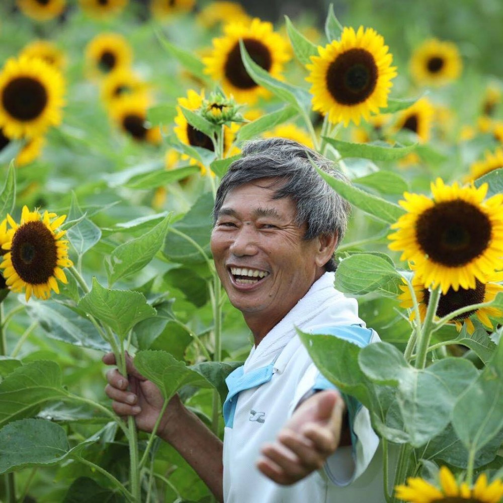 農場場主梁日信。