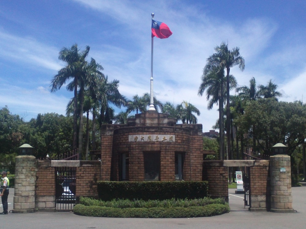 申請人於當地升學畢業後,台灣政府會依照「評點配額制」,以其學歷、中文及外語能力、外國生活經驗等8個項目計分,從而審批申請人的工作資格