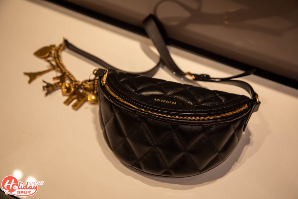 BALENCIAGA腰包款手袋。