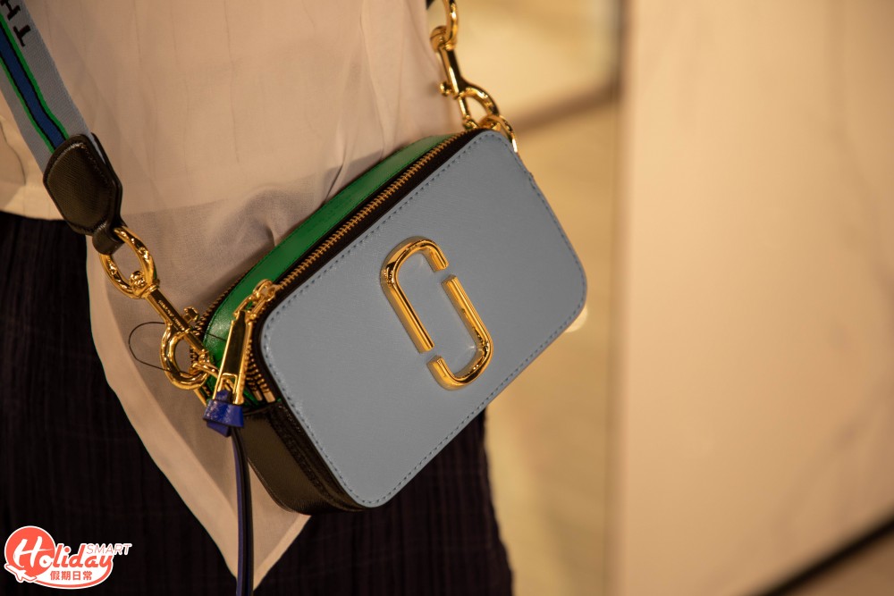 MARC JACOBS袋款用色出眾。
