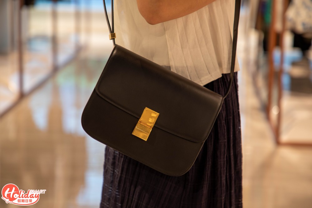 CELINE簡約款斜揹袋。