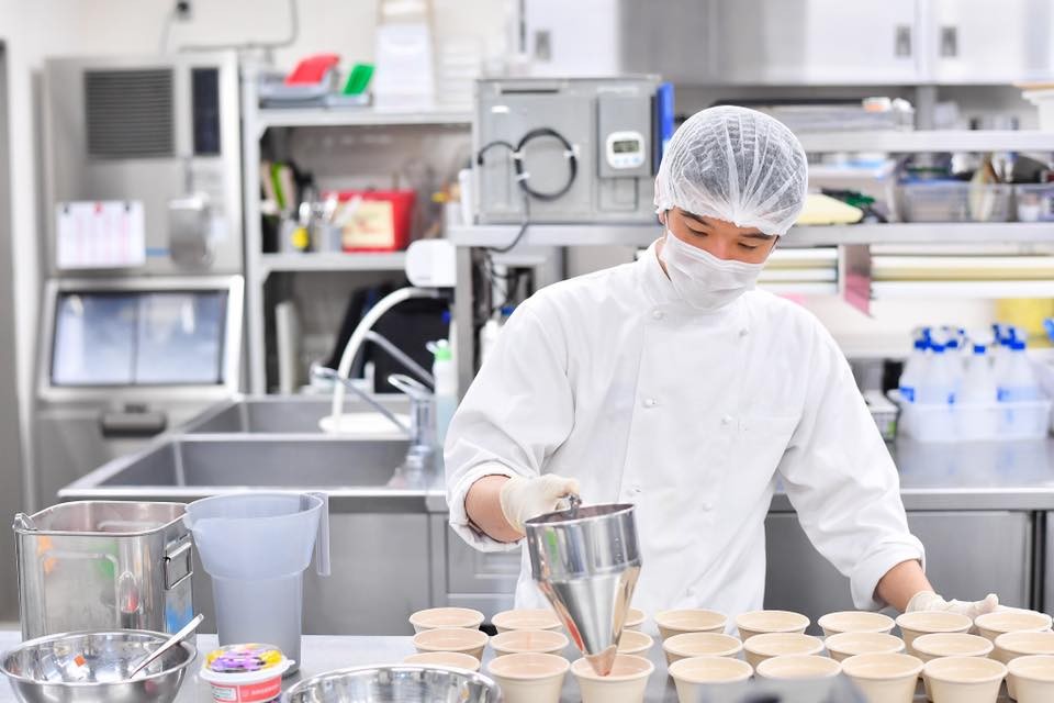 所有職員會戴帽、手套及鞋套,同時亦會檢查各人體溫。