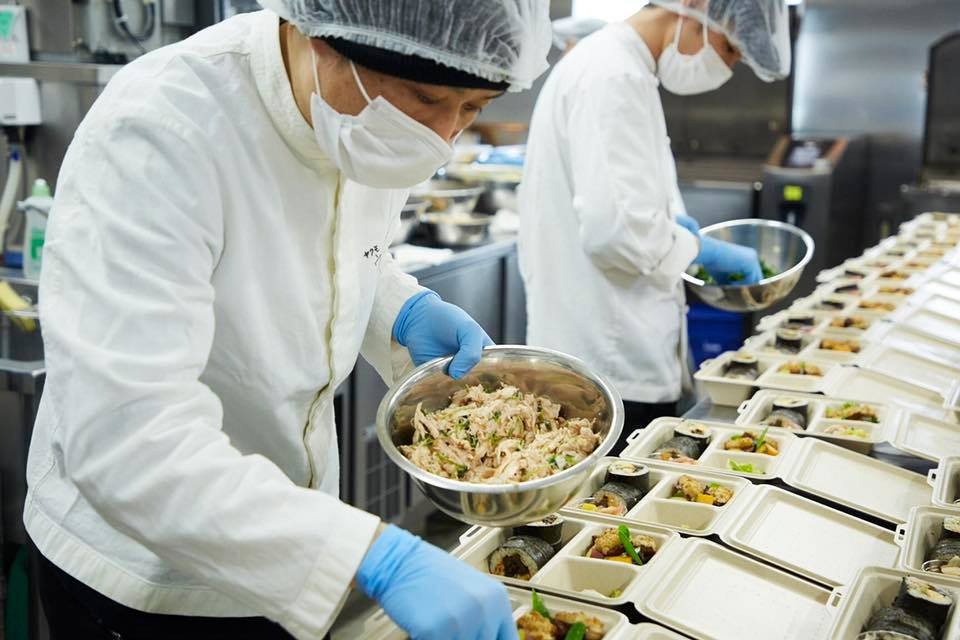 每位職員喺工作期間亦會保持距離。