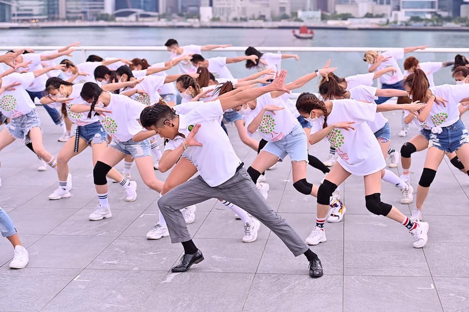 54歲嘅城城,喺戶外勁歌熱舞足足1個鐘