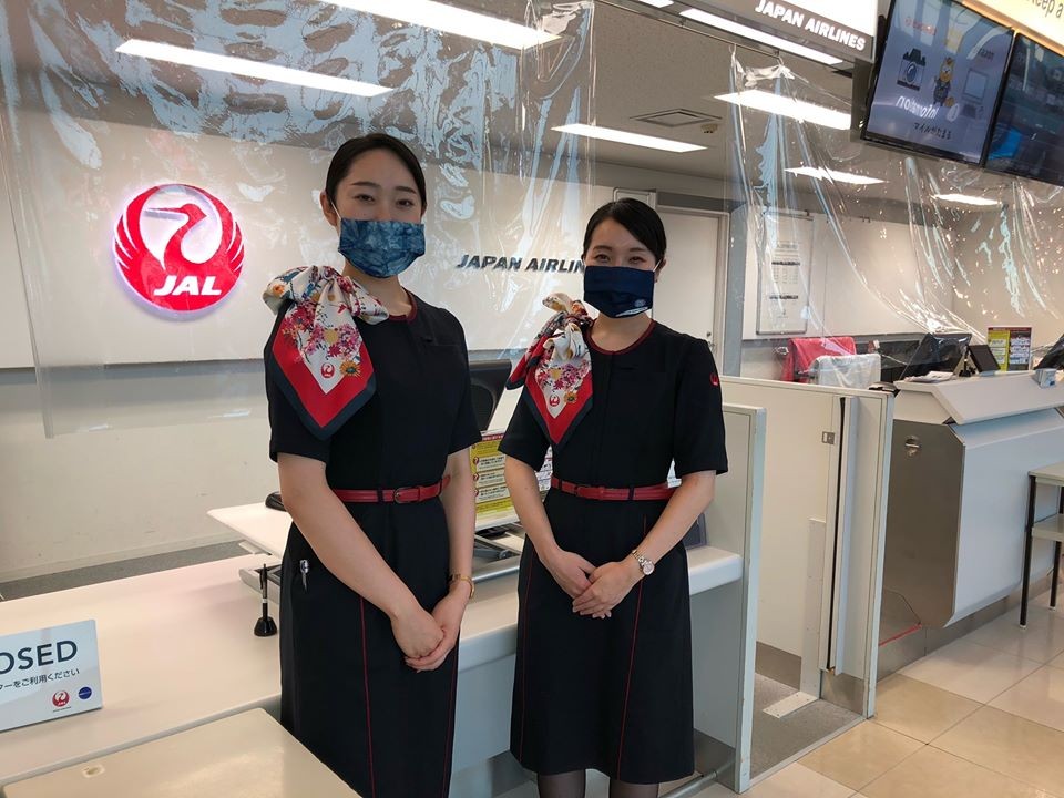 5月起一班JAL員工就因應疫情紛紛戴上以「阿波藍」藍染造成嘅口罩套，成為網上熱話。