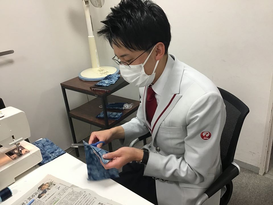 喺德島機場工作嘅JAL員工都會戴上由自己制作嘅阿波藍口罩套。
