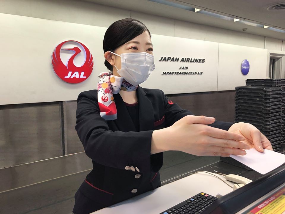 機場嘅工作人員更係唔敢怠慢，做足衛生消毒措施，時刻配戴口罩。