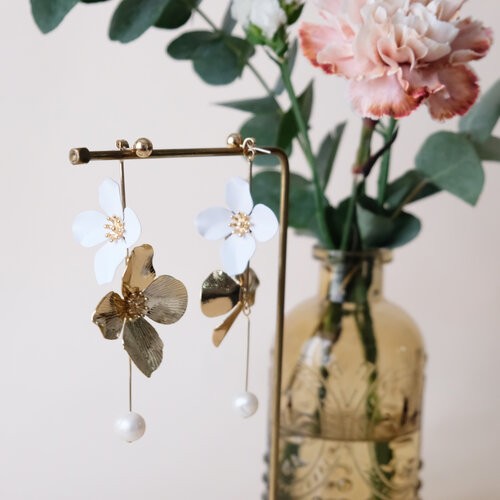 有人手製造首飾。