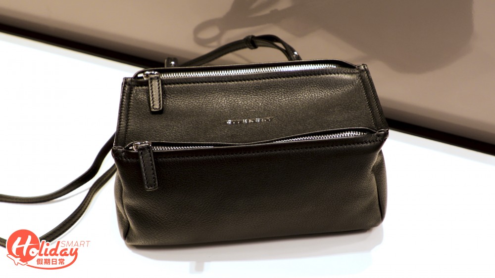 GIVENCHY 袋款較為特別。