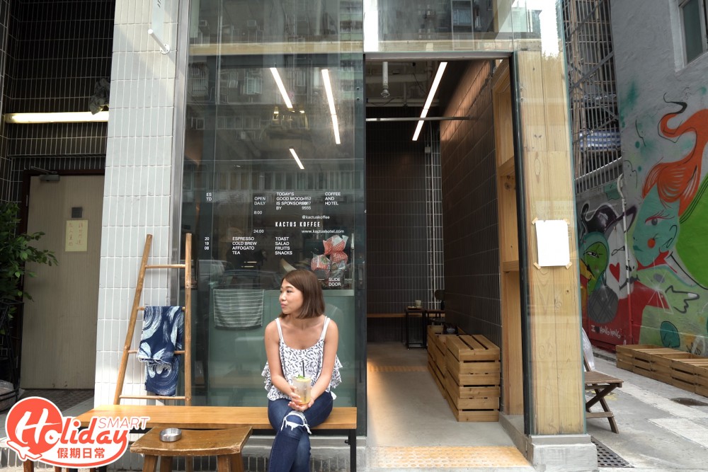 門外則設有數張木椅，有陽光時更適合打卡。