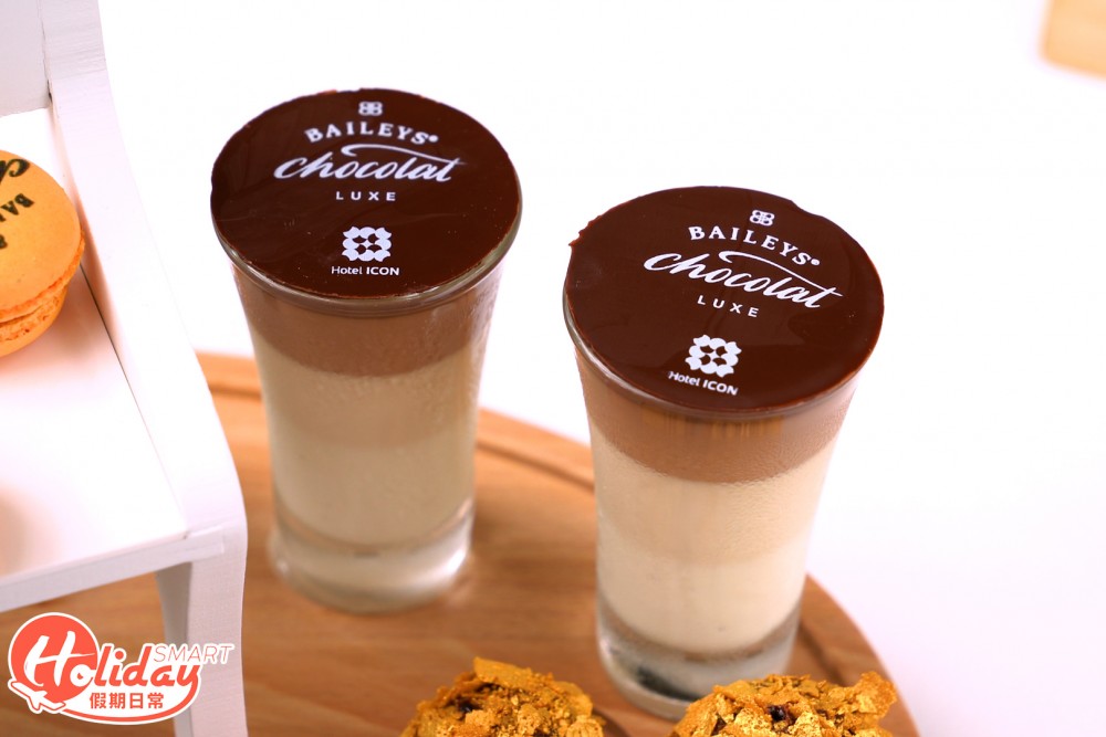 以兩款BAILEYS甜酒和雲呢拿製成三層口味的BAILEYS意式奶凍。
