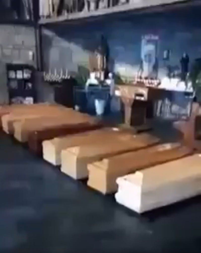 部份國家嘅人因為搵唔到或買唔起木製棺材，只能以紙板製作代替。