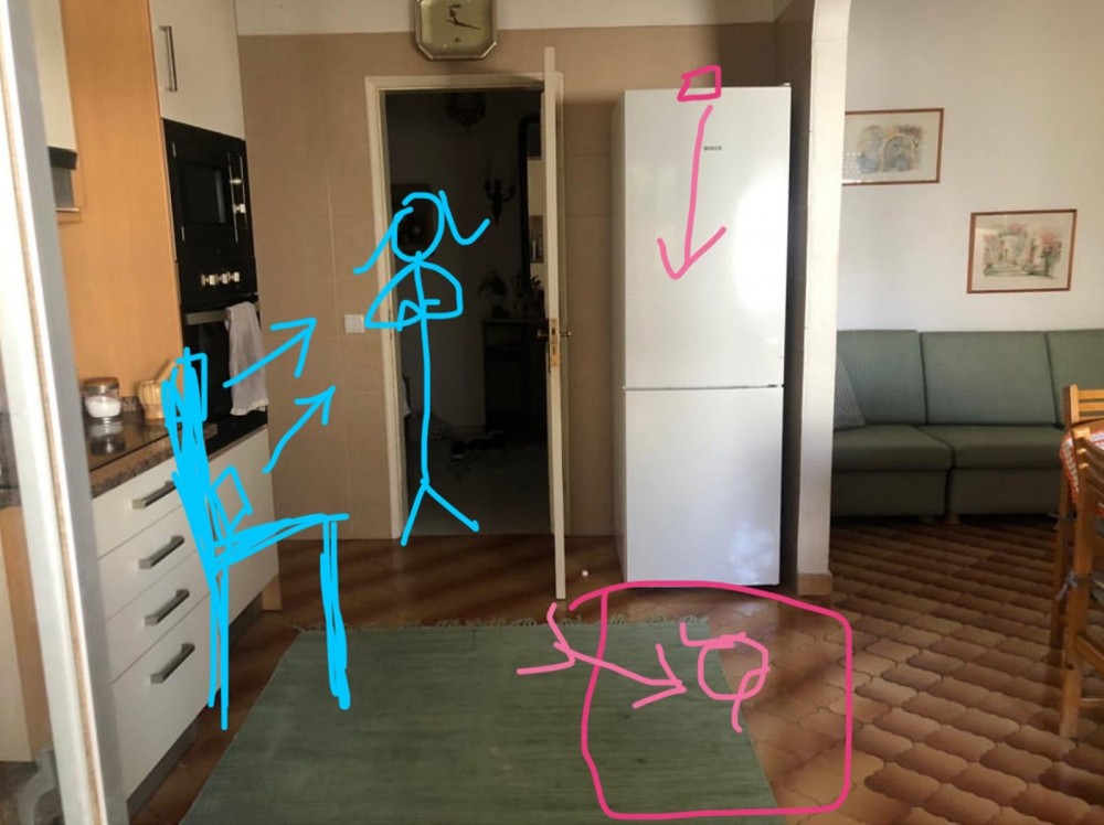 模特兒 Florence 當時身處葡萄牙里斯本,Elaine 便於拍攝前著她拍下家中格局,甚至利用 iPhone 內置的繪圖工具「標示」(MarkUp）畫下鏡頭擺位,方便 Florence 按照建議執行。