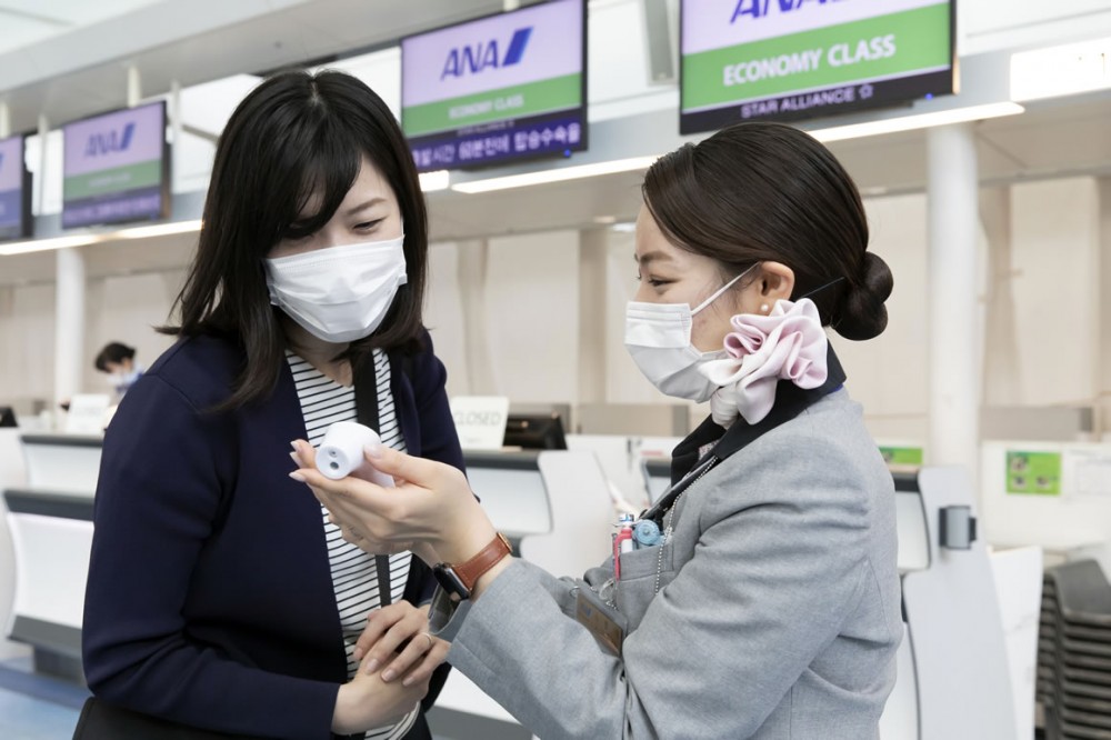 ANA員工會喺登機前為旅客探熱