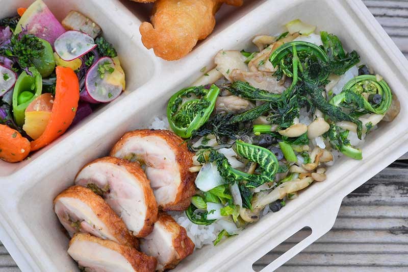 便當包括前菜、主食、甜品及熱湯