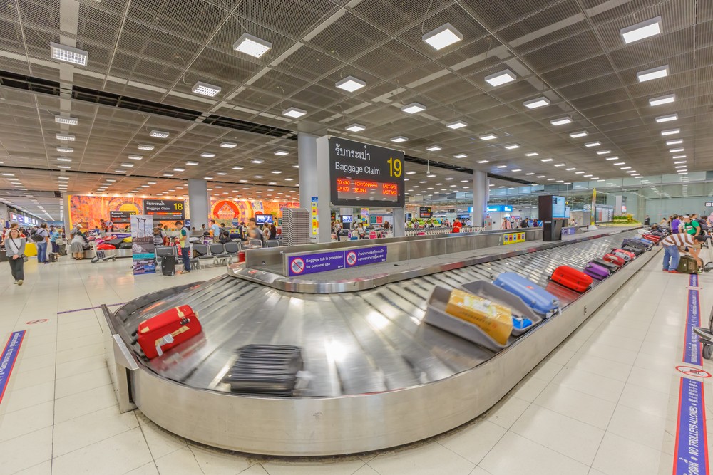 如旅客搭飛機入境,稅項將附加喺機票價錢之內。