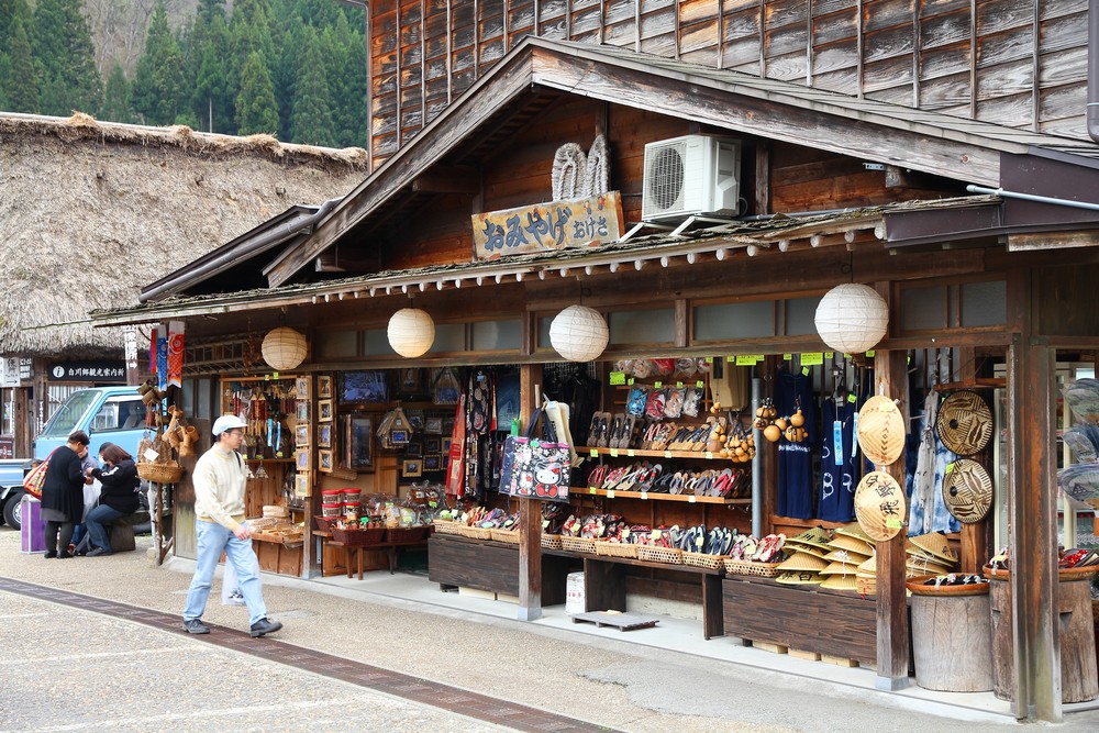 白川鄉世界遺產區域內嘅觀光設施,包括紀念品商店、餐飲設施,民宿旅館等都將休業