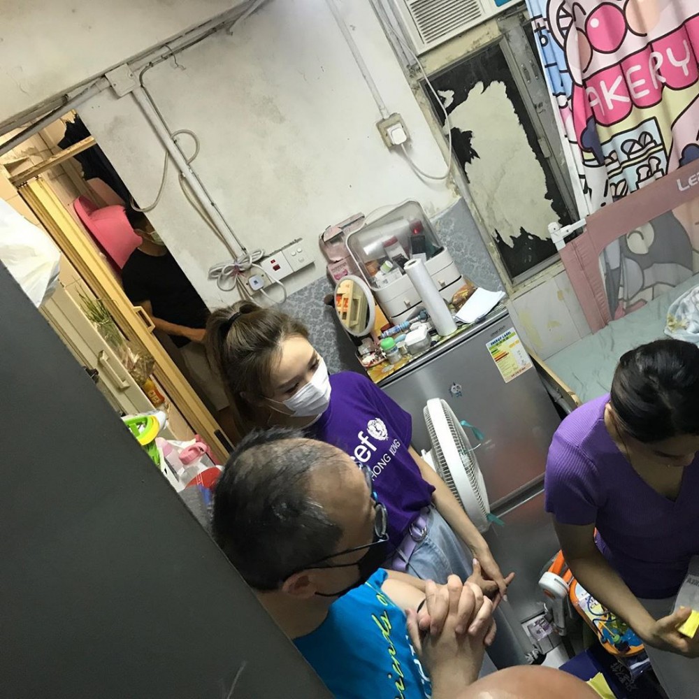 李佳芯近日夥聯合國兒童基金會落區做義工