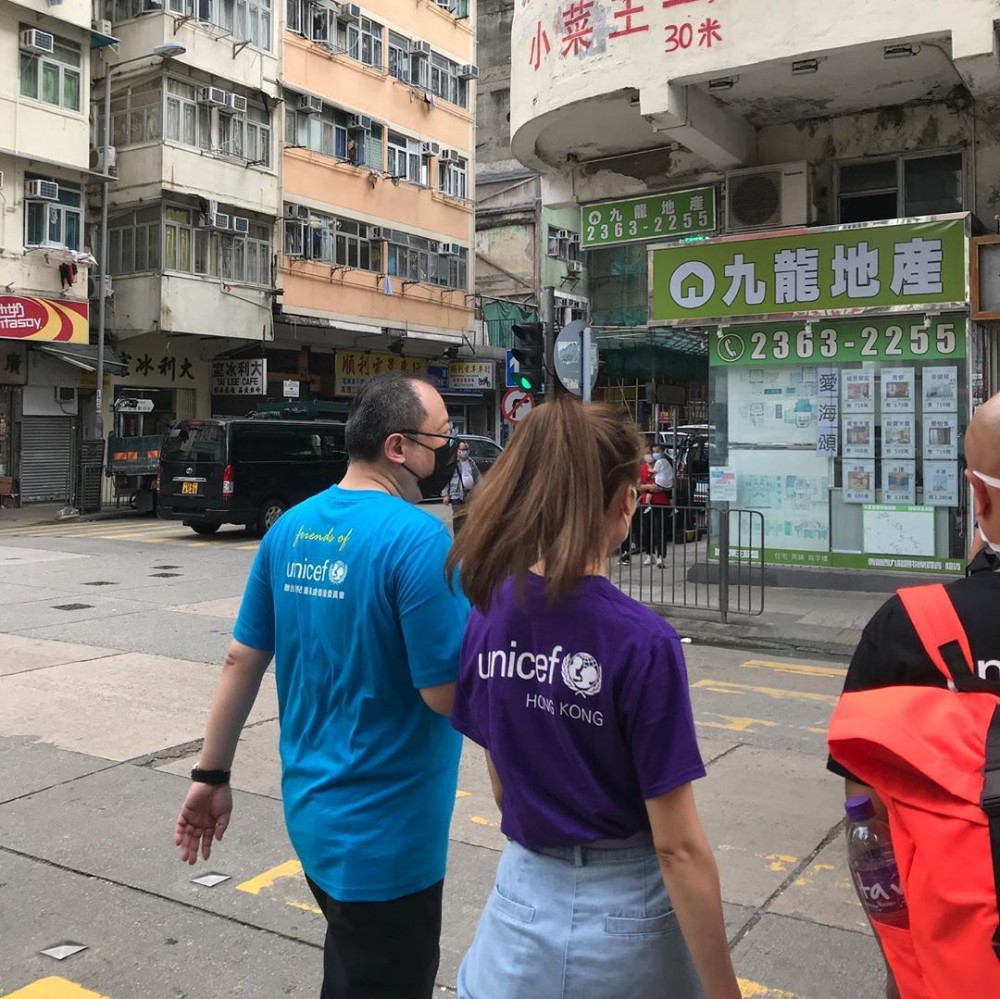 李佳芯近日夥聯合國兒童基金會落區做義工