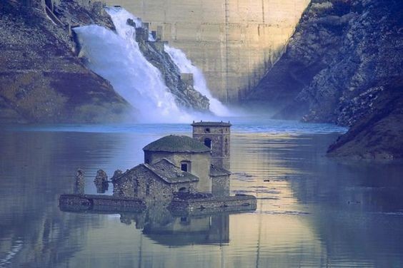 依座水底古城位於意大利托斯卡尼地區嘅村莊Fabbriche di Careggine嘅一座人工湖嘅湖底之中。